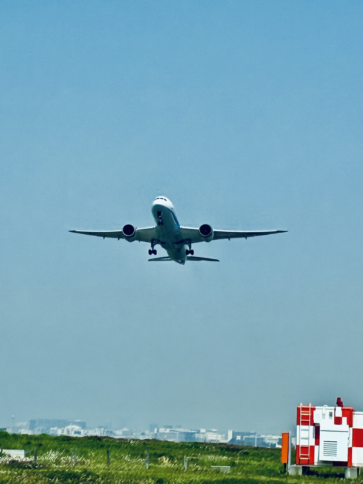 羽田空港を飛び立つANA