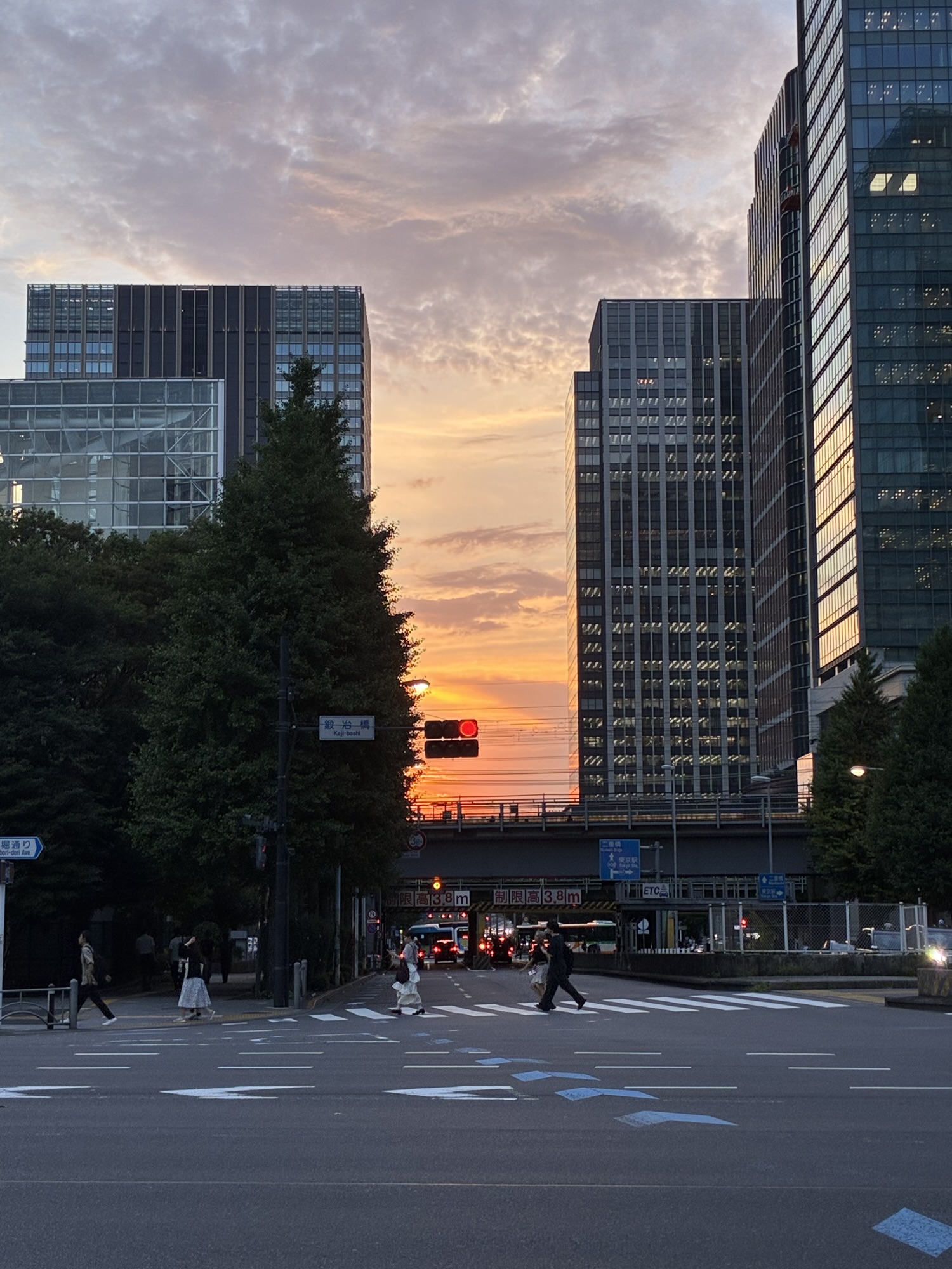 都会の夕焼け